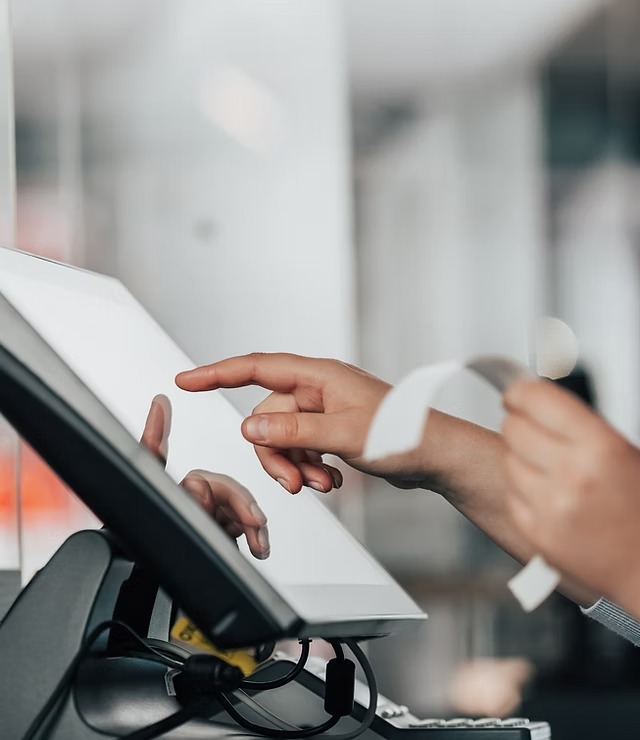 caisse-ticket main d'un personne tapotant sur une caisse tactile